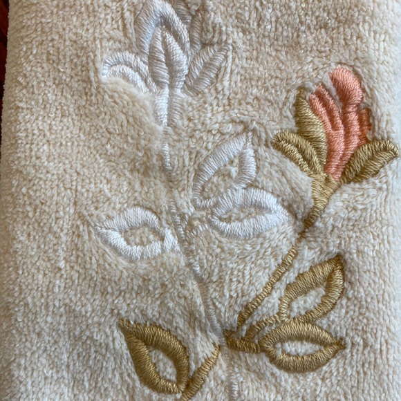 Cream and Coral Decorative Guest Towel Set - Picture 2 of 4